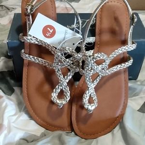Women sandals Universal Thread good co. Size7&1/2 gold